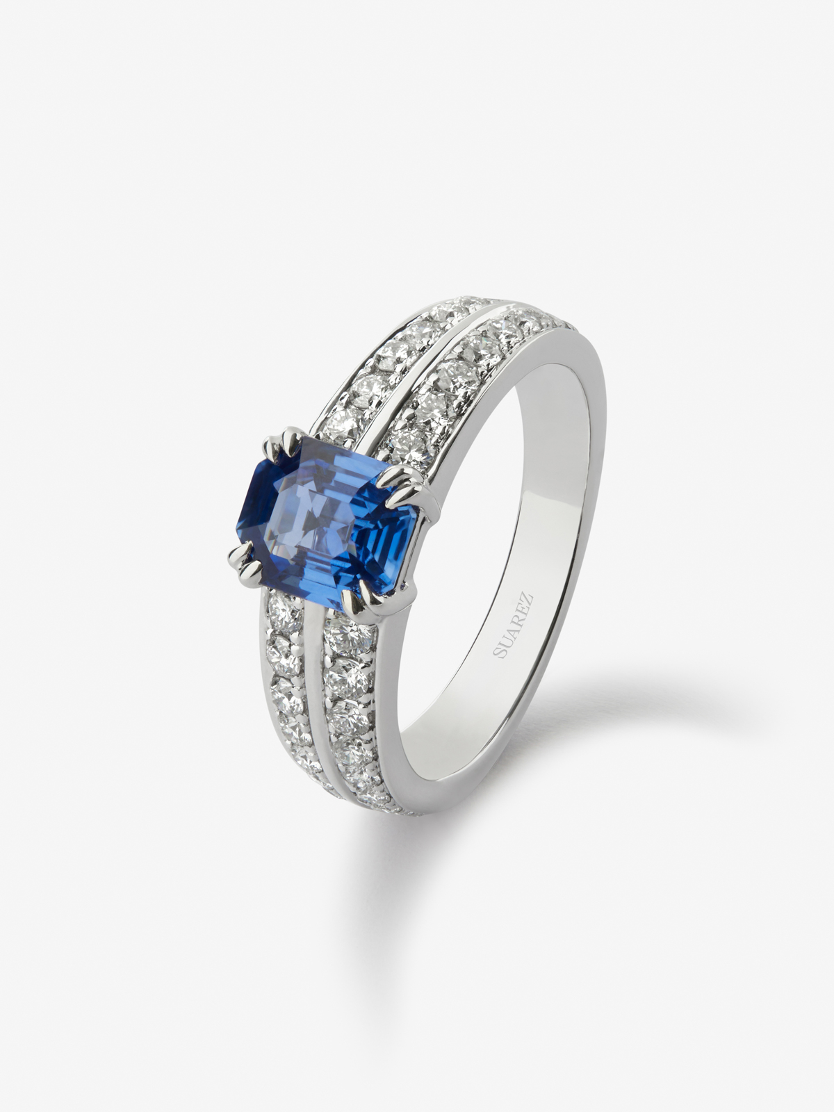 18K white gold ring with cornflower blue sapphire in octagonal cut of 1.477 cts and 36 brilliant-cut diamonds with a total of 0.59 cts