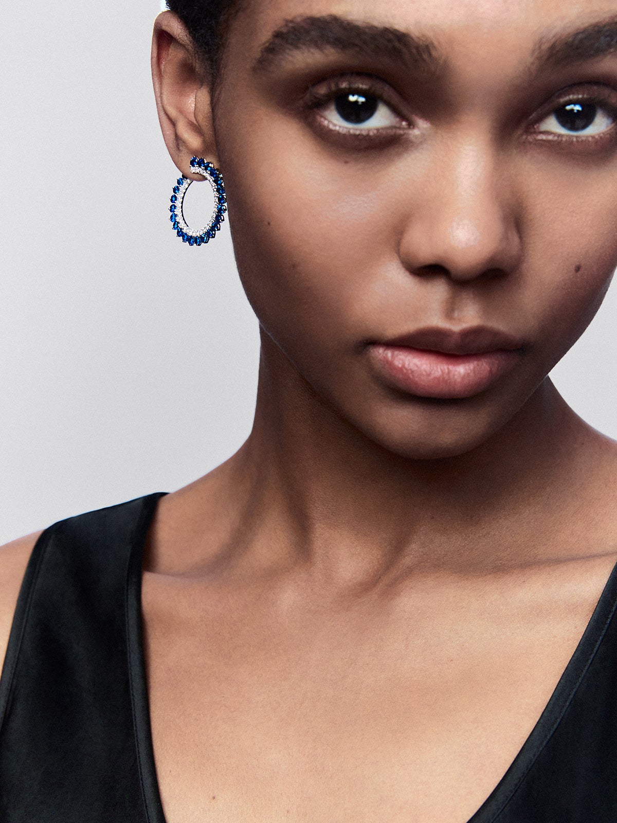 18K white gold hoop earrings with 7.17 ct brilliant-cut blue sapphires and 1.21 ct brilliant-cut diamonds