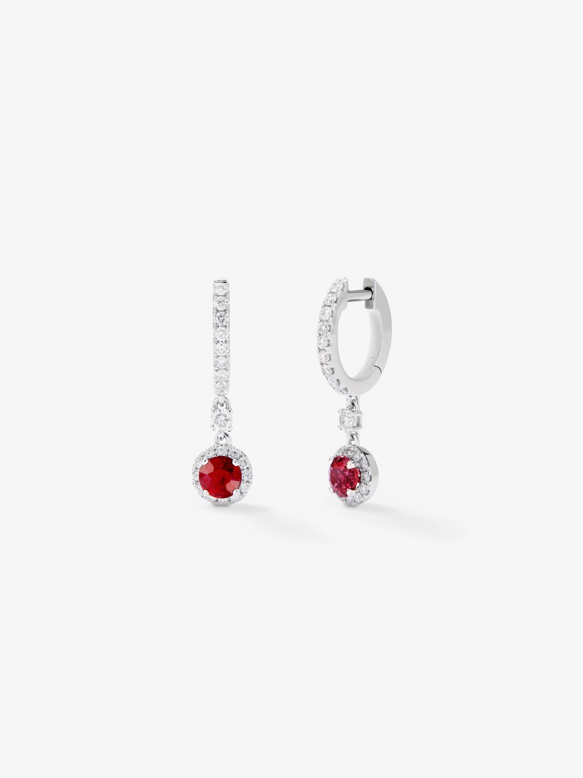 18K white gold ring slopes with red ruby ​​in bright size of 0.5 cts and white diamonds in bright size of 0.29 cts