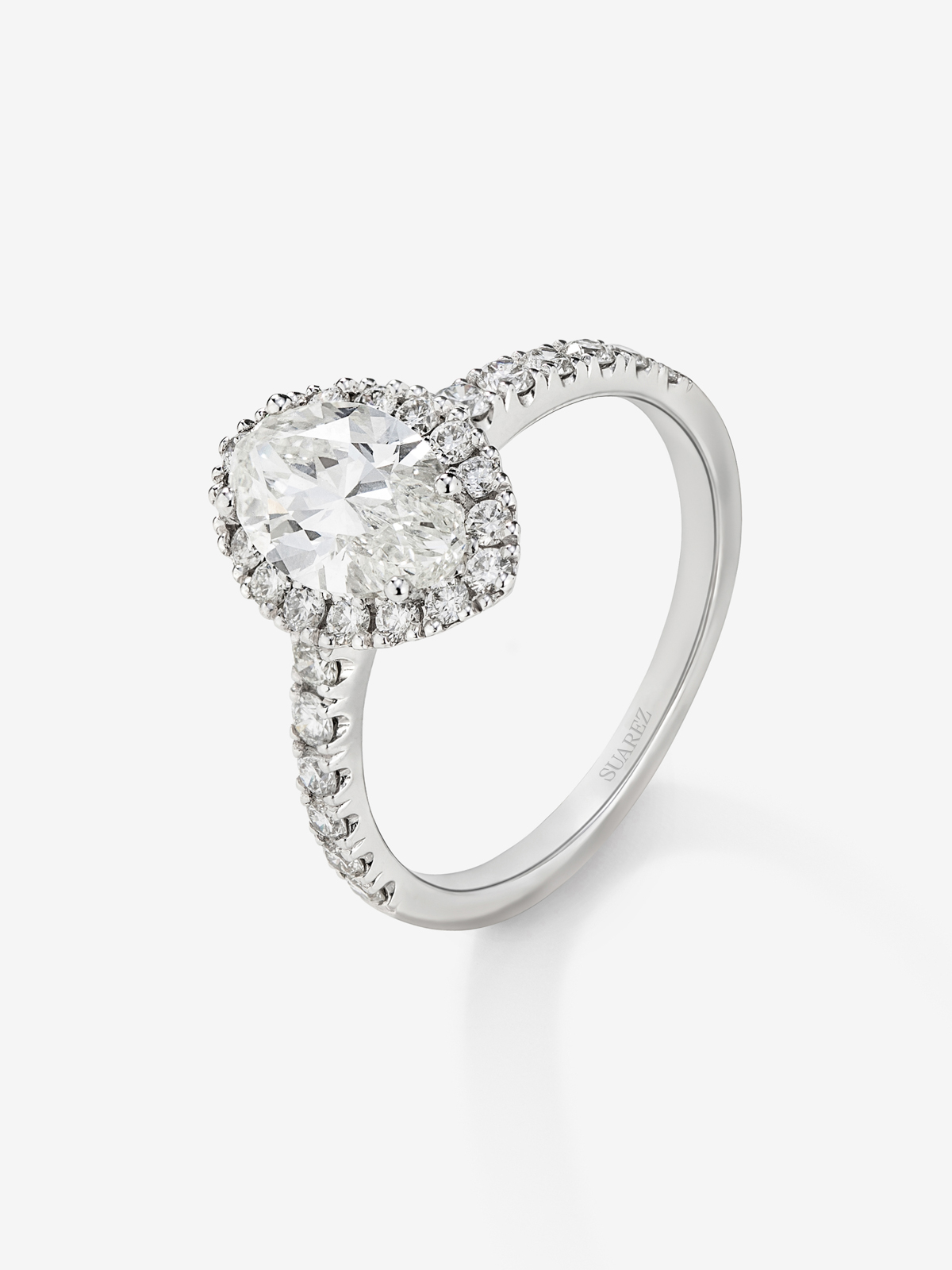 18K white gold ring with marquise cut diamond of 1.52 cts and border and arm of 28 brilliant cut diamonds with a total of 0.53 cts