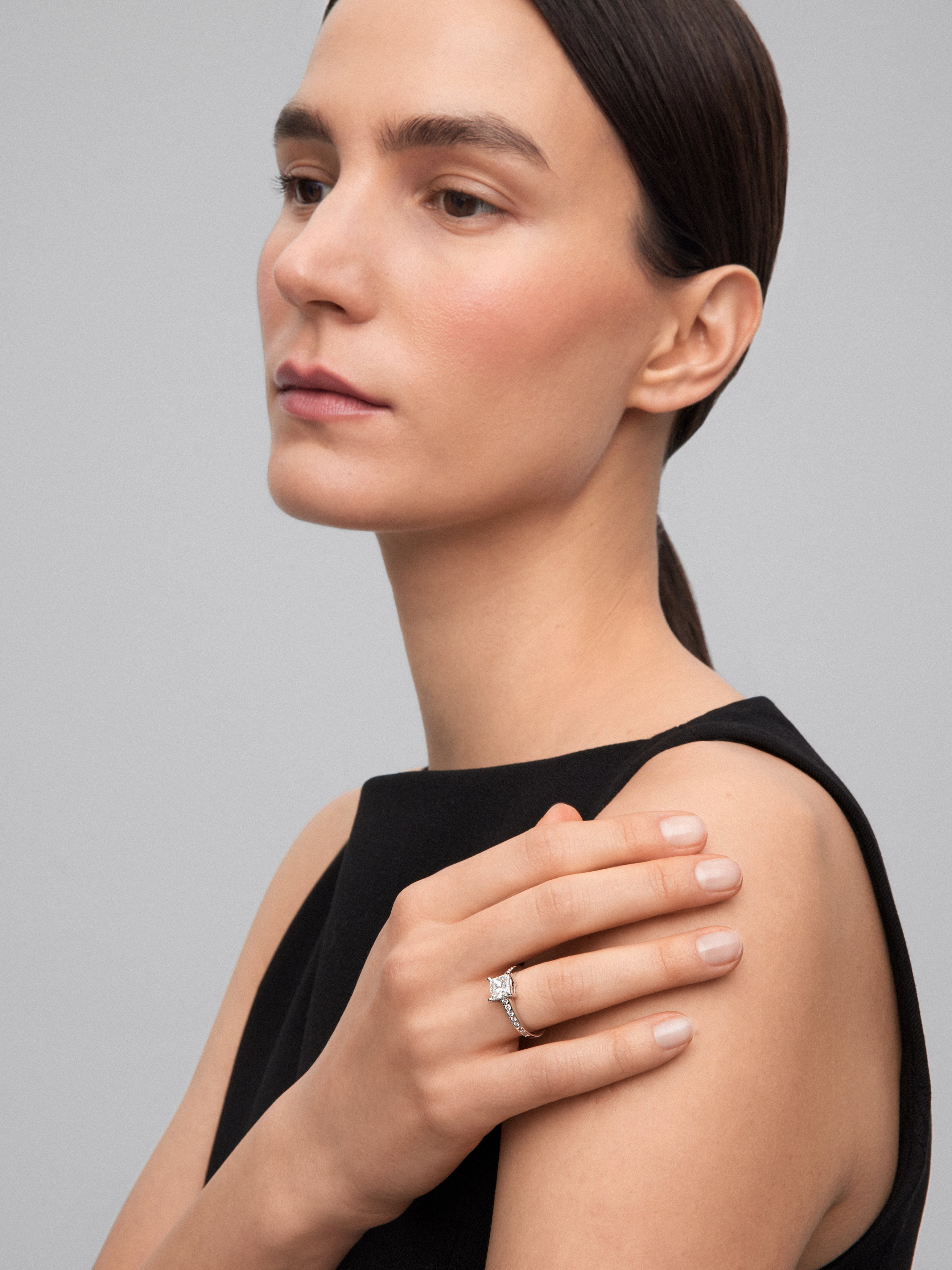 18K white gold ring with central emerald-cut diamond of 1.51 cts and arm of 16 brilliant-cut diamonds with a total of 0.26 cts