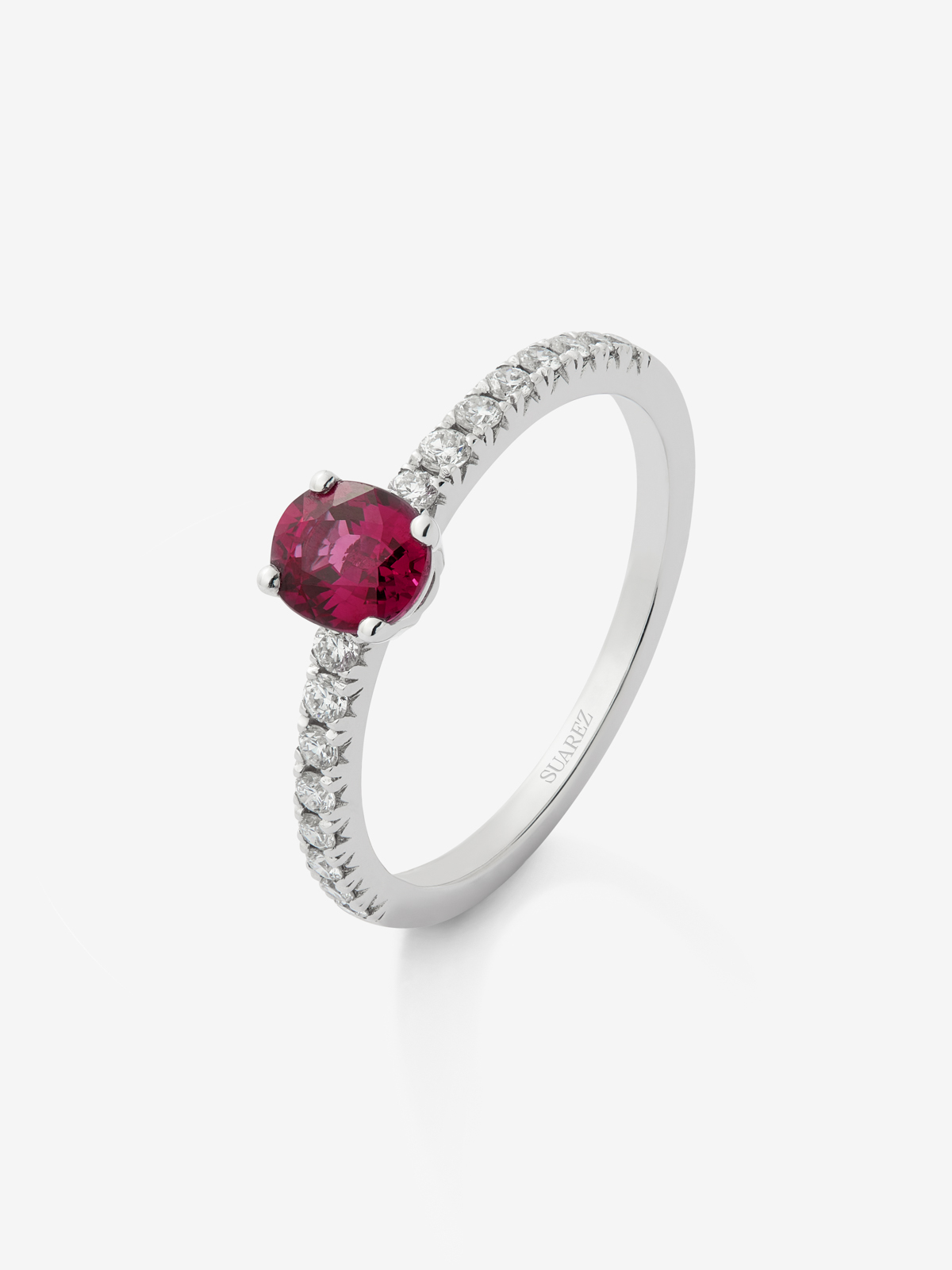 18K white gold ring with 0.25 ct oval cut ruby ​​and 0.12 ct brilliant cut white diamonds
