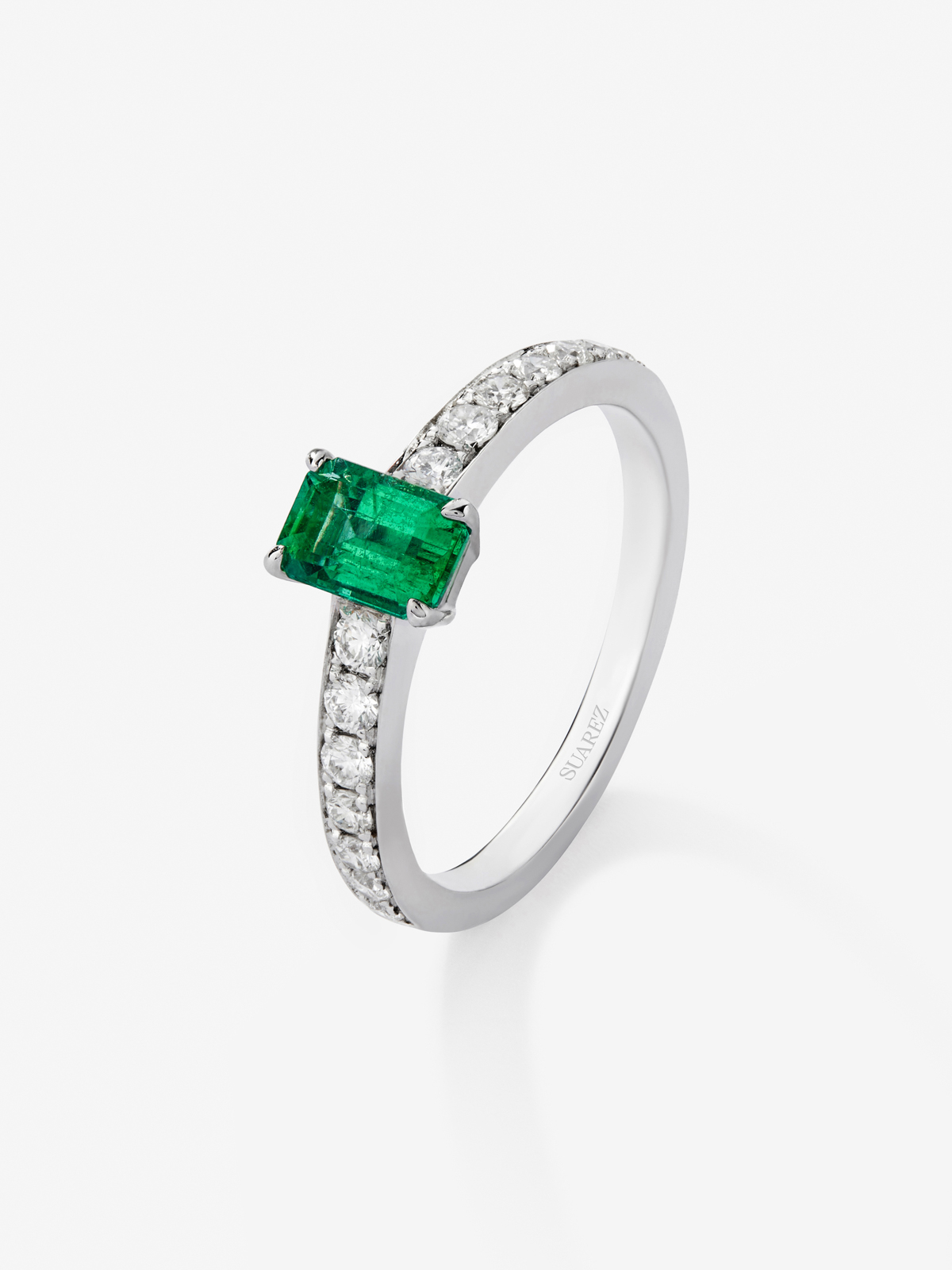 18K white gold ring with green emerald in emerald cut of 0.71 cts and 14 white diamonds in brilliant cut with a total of 0.32 cts