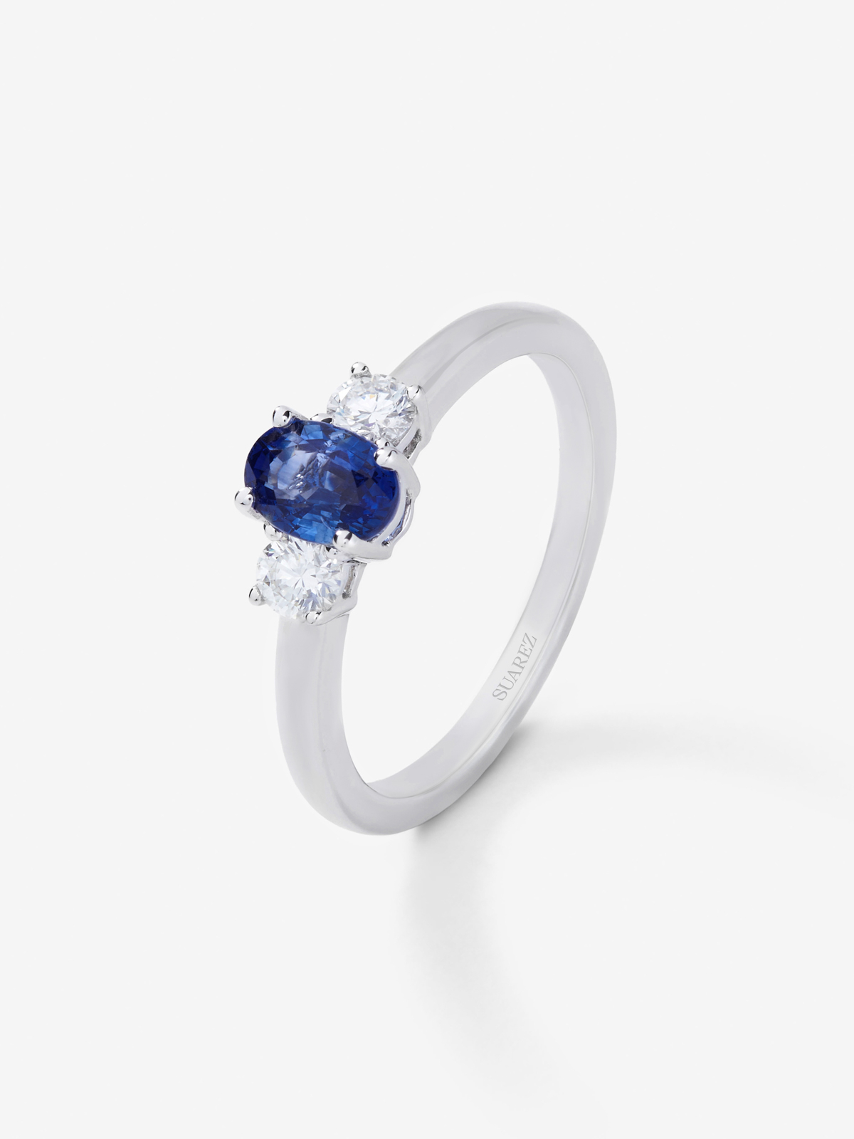 18K white gold triple ring with oval-cut sapphire of 0.49 cts and 2 brilliant-cut diamonds with a total of 0.2 cts