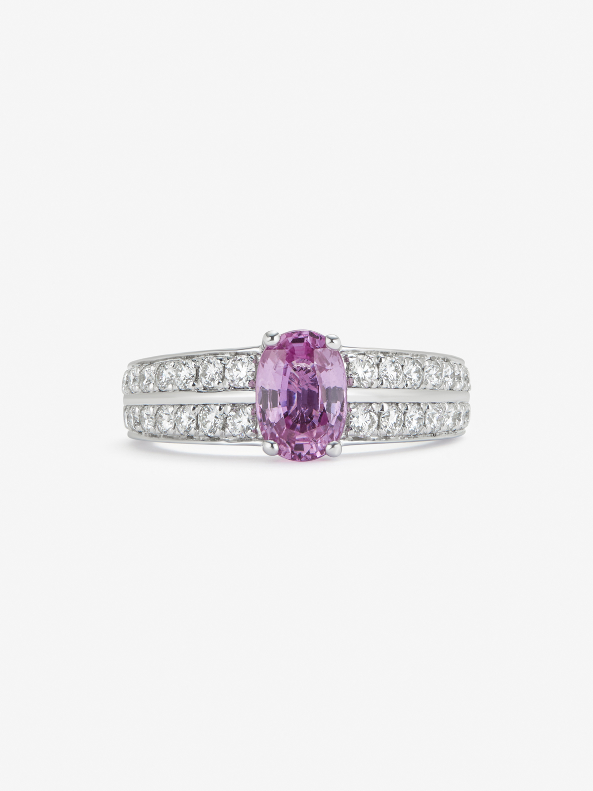 18K white gold ring with vivid pink sapphire in oval cut of 1.46 cts and 32 brilliant-cut diamonds with a total of 0.61 cts