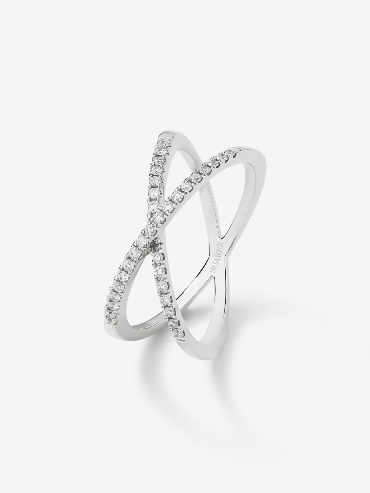 18K white gold cross ring with 33 brilliant-cut diamonds with a total of 0.2 cts