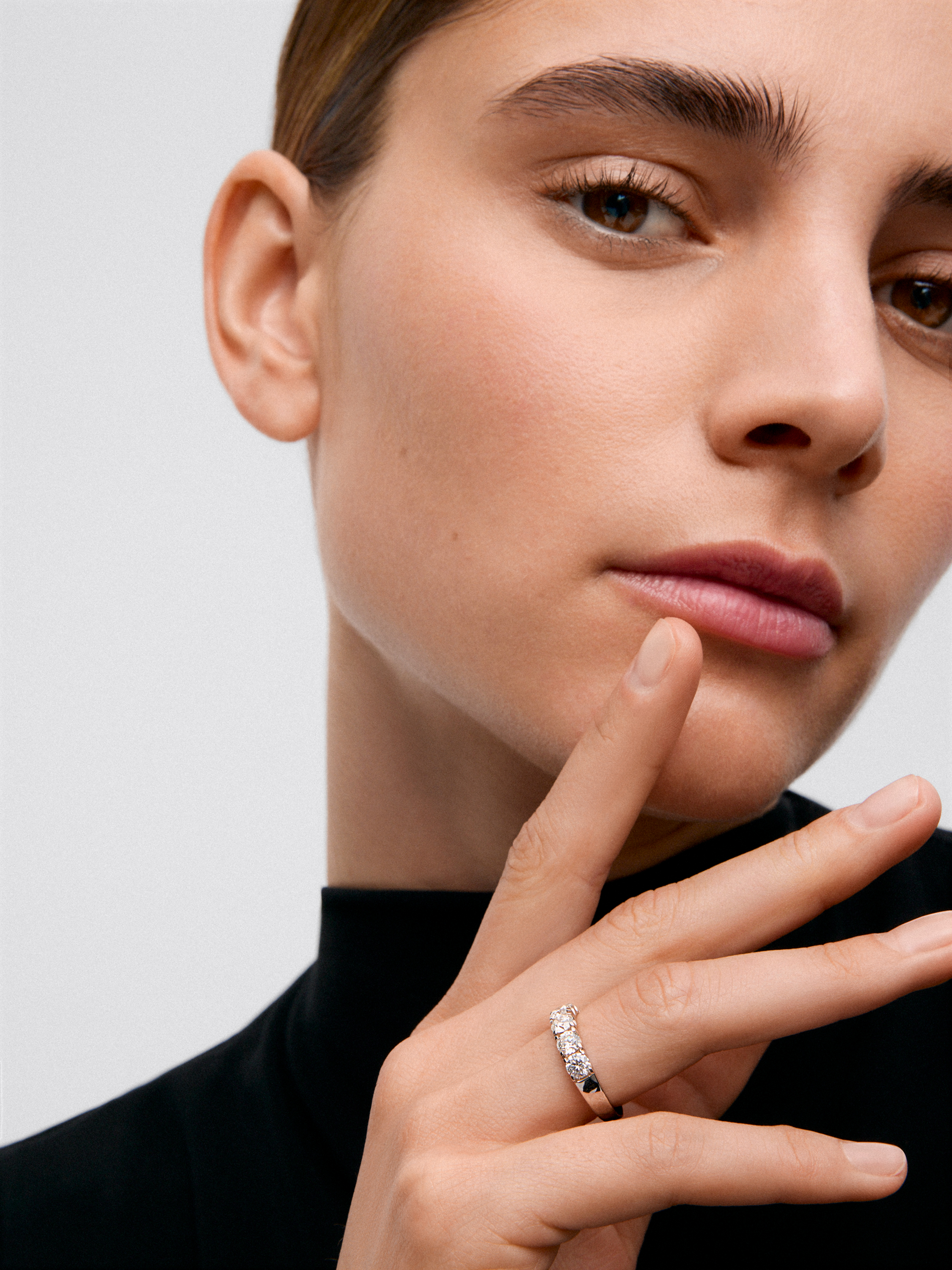 Half ring in 18K white gold with 7 brilliant-cut diamonds with a total of 1.77 cts