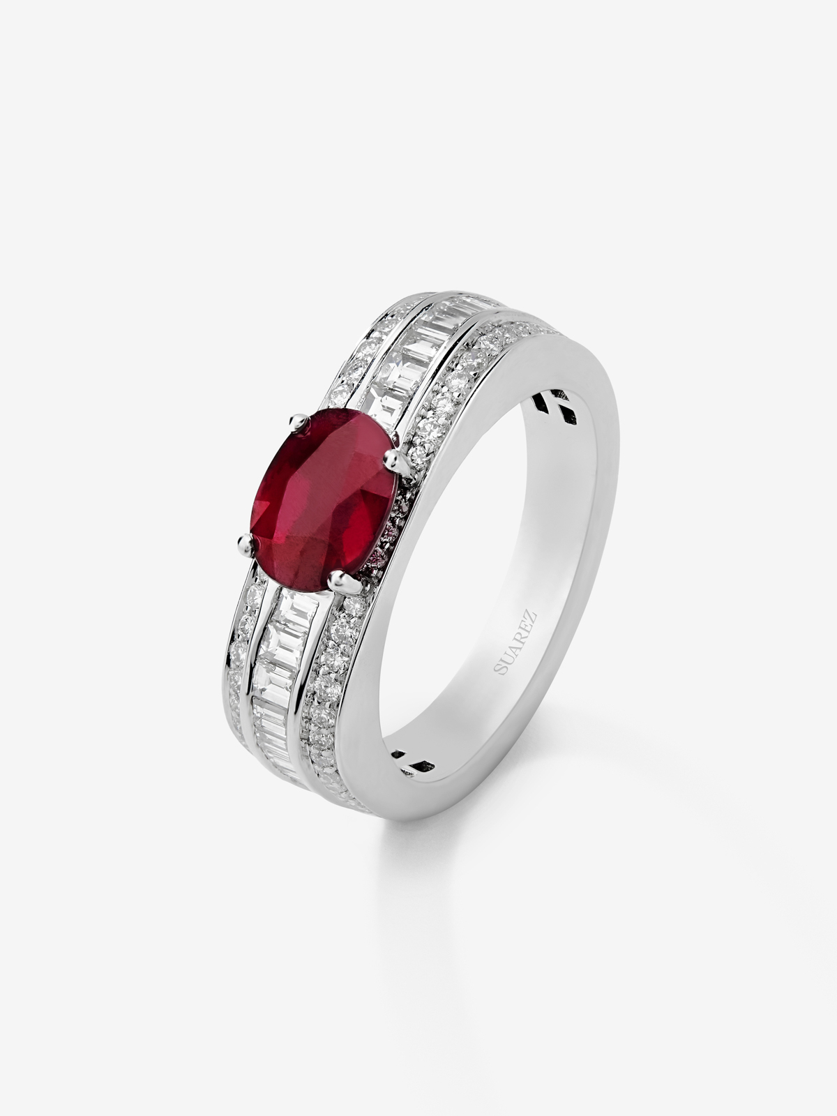 18K white gold ring with pigeon blood red ruby ​​in oval cut of 1.49 cts and 98 diamonds in baguette and brilliant cut with a total of 0.81 cts