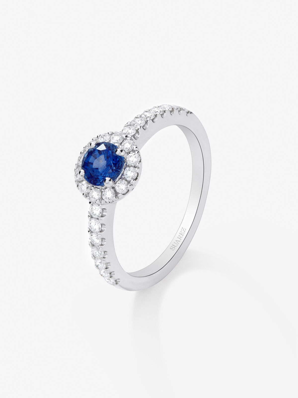 18K white gold ring with brilliant-cut blue sapphire of 0.71 cts and border and arm of 26 brilliant-cut diamonds with a total of 0.36 cts