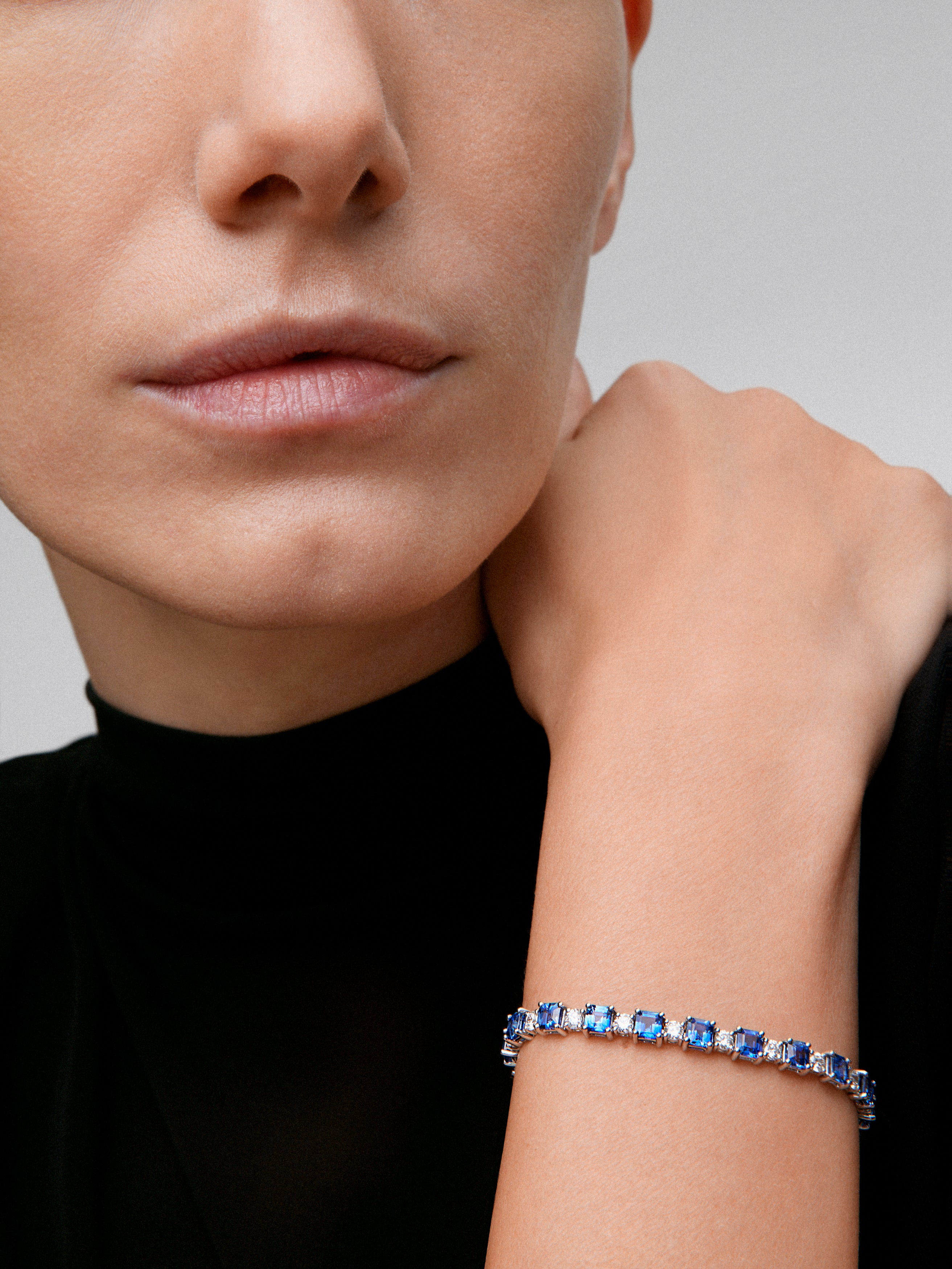 18K white gold rivière bracelet with 9.97 ct octagonal-cut blue sapphires and 2.63 ct brilliant-cut diamonds