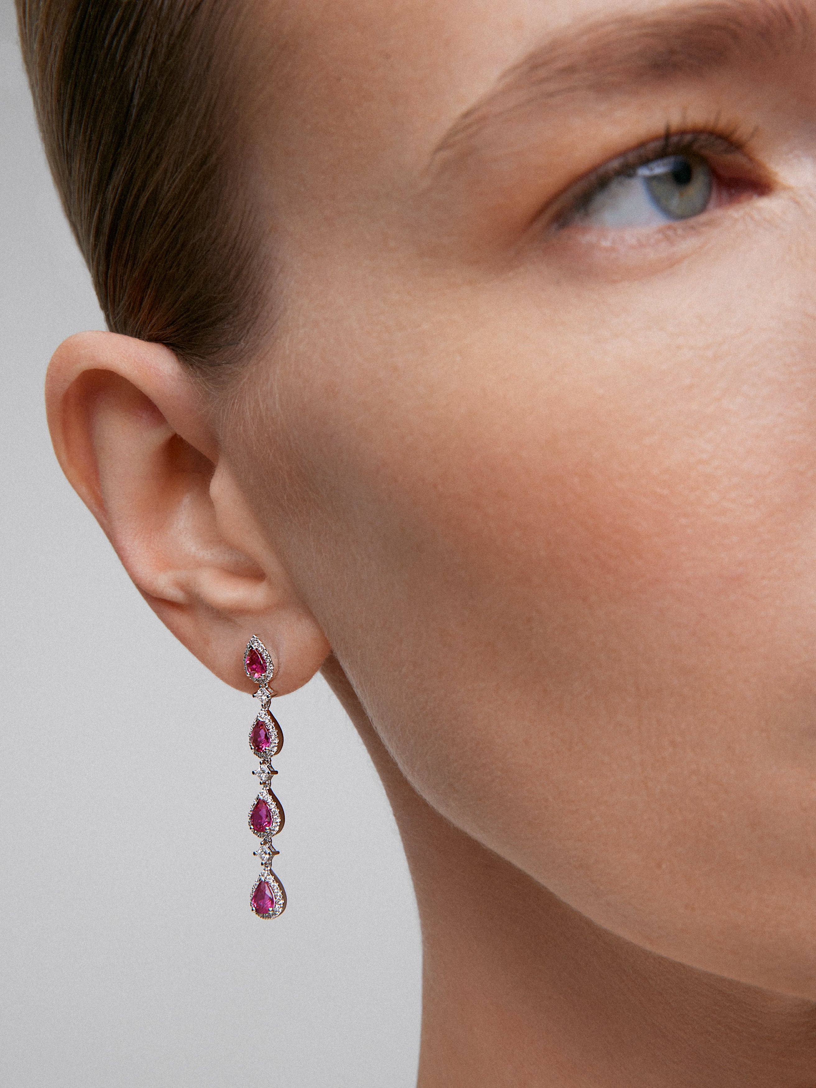 18k white gold earrings with red rubies in pear size 2.86 cts and white diamonds in bright size and 0.73 cts princess