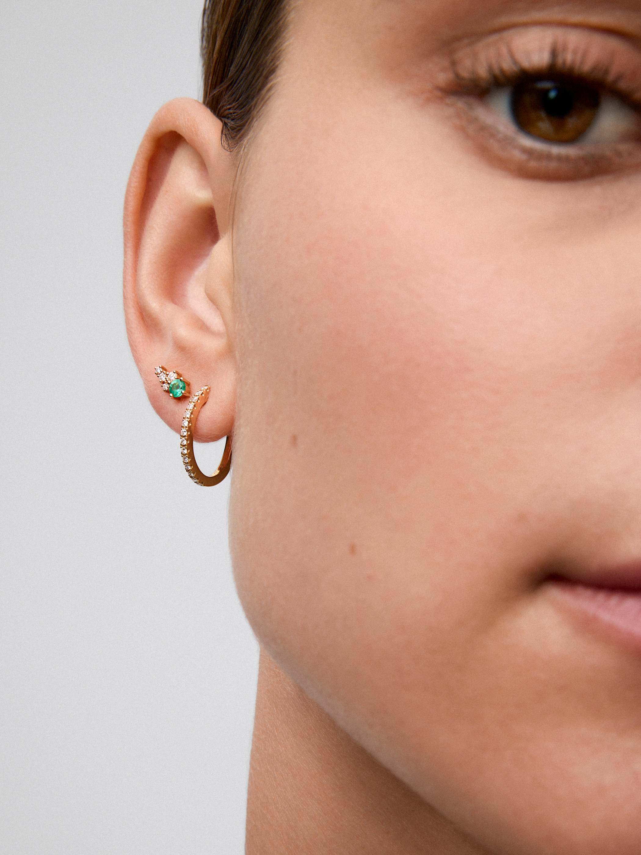 Single left earring in 18K yellow gold with emerald and diamonds.