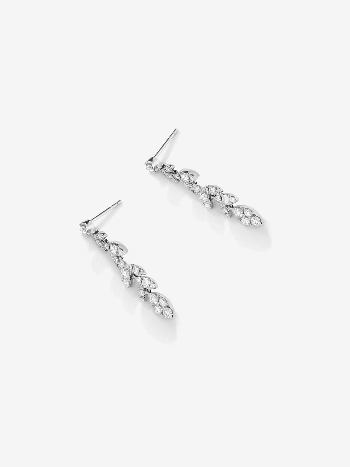 18K white gold earrings with 58 brilliant-cut diamonds with a total of 1.48 cts