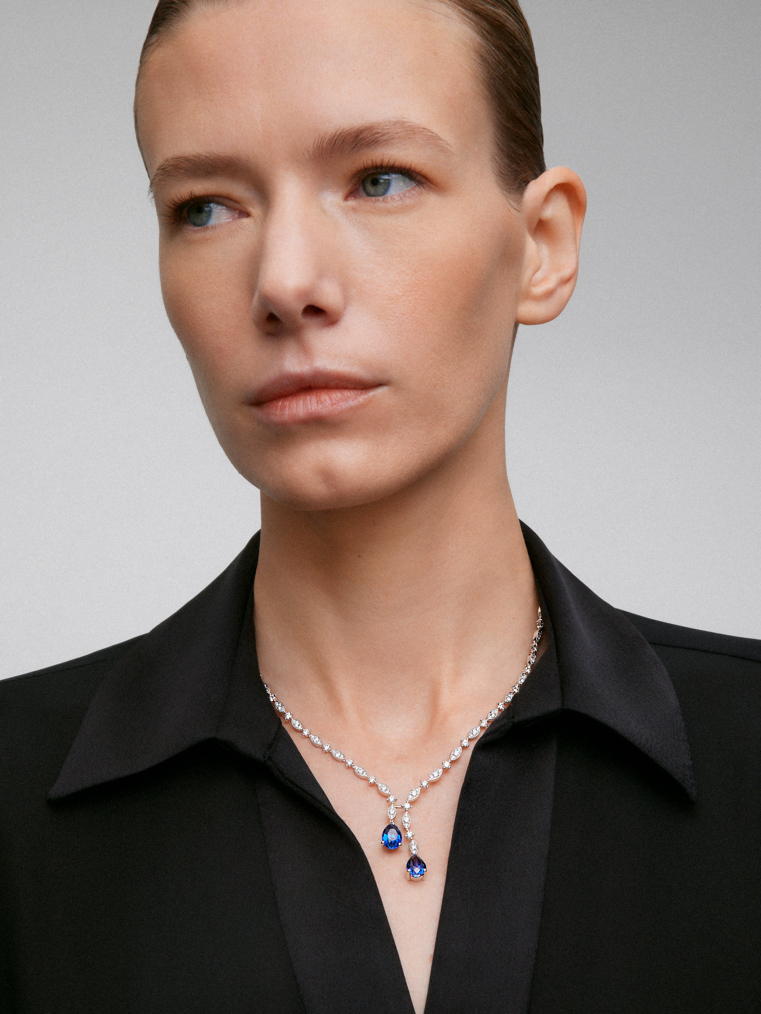 18K white gold necklace with intense blue sapps in 6.43 cts and white diamonds in 6.51 cts bright diamonds