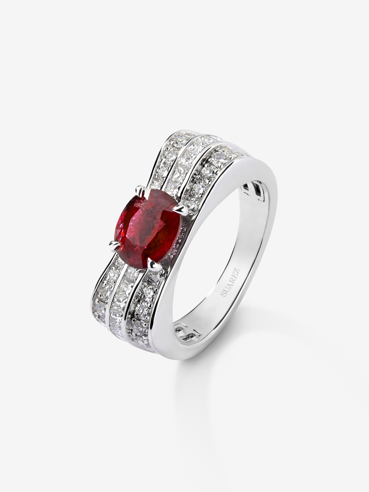 18K white gold ring with pigeon blood red ruby ​​in oval cut of 1.54 cts and 54 diamonds in princess and brilliant cut with a total of 0.93 cts